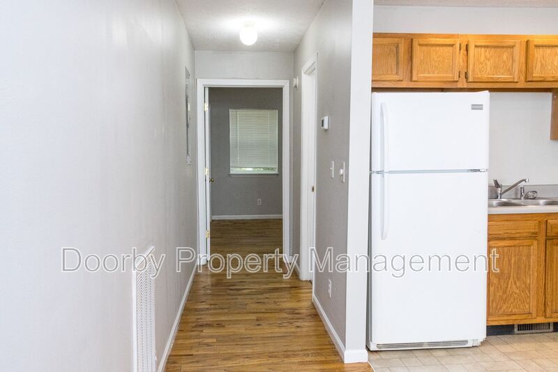 Building Photo - 402 Hall St