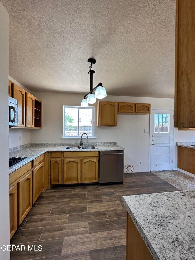 Building Photo - 9020 Mt Shasta Dr