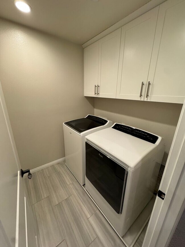 Building Photo - Charming 3-bedroom 2.5 bath nestled inside...