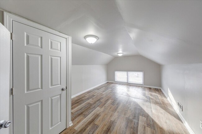 Building Photo - 1015 S Sheffield Ave