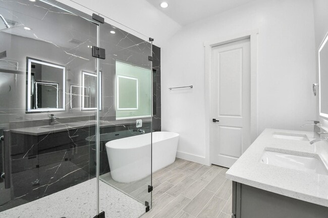 Building Photo - 517 Lovers Ln