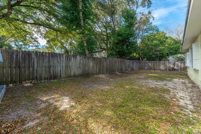 Building Photo - Great home close to the water!