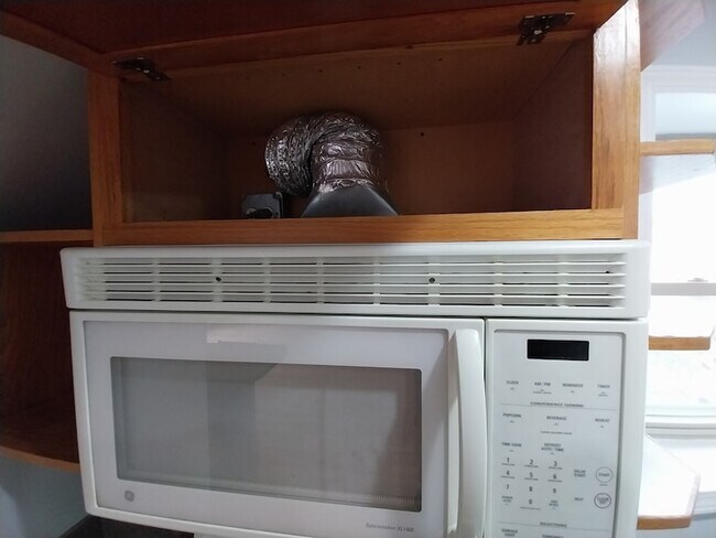 Building Photo - 4552 N Newland Ave