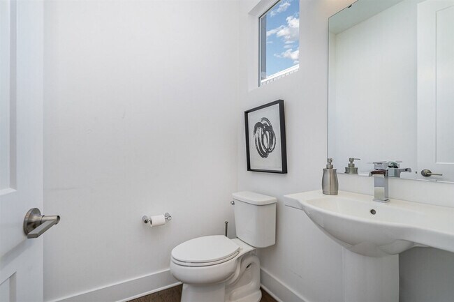 Building Photo - 1659 Duckworth Ave