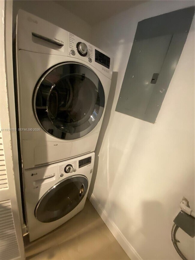 Building Photo - 120 Lakeview Dr