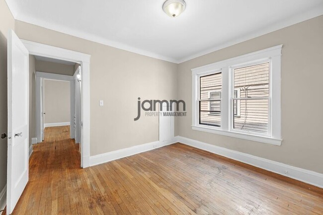 Building Photo - 1695 Glenmont Lower