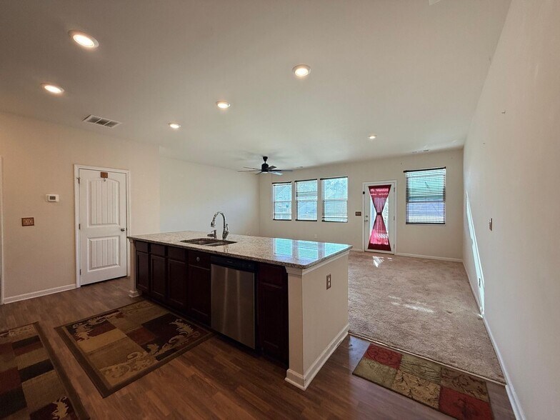 Building Photo - 532 Ruths Dr
