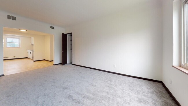 Building Photo - Parma - 2 Bedroom - 3rd Floor Unit