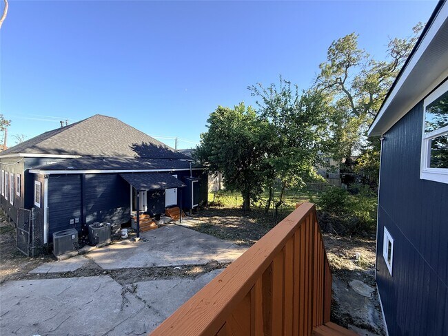 Building Photo - 2209 Gano St