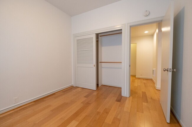 Building Photo - Historic Charm and Modern Comfort in Downt...
