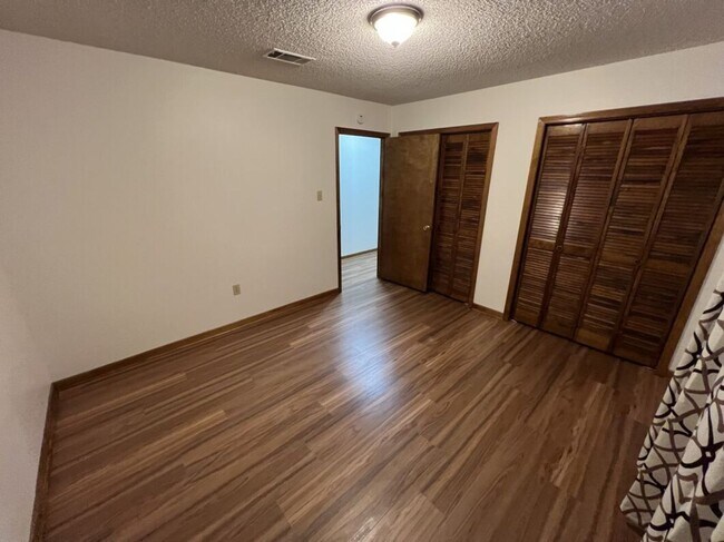 Building Photo - Spacious 4BR Brick Home with Office, Fireplace & Fenced Yard in Parkwood Terrace