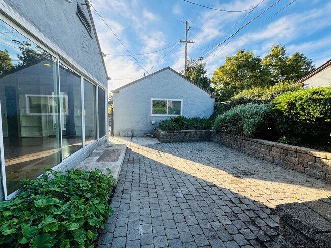 Building Photo - Charming 2 Bed, 2 Bath Home near UOP