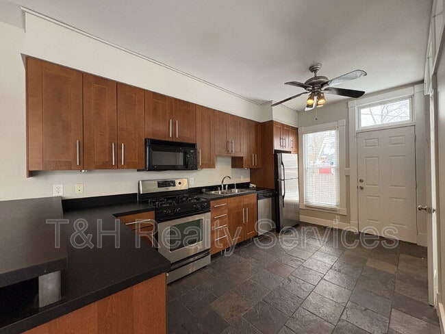 Building Photo - 1820 E 12th St