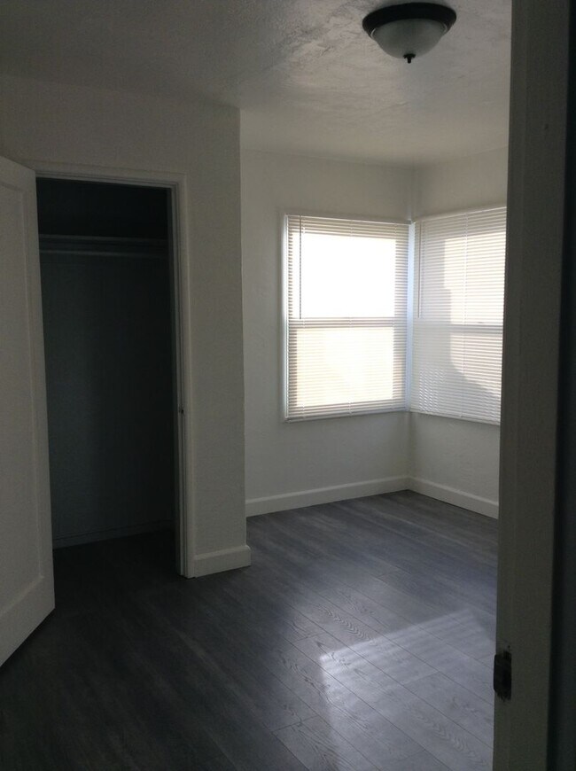 Building Photo - Cute Duplex front unit available