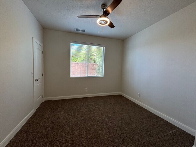 Building Photo - SPACIOUS HOME FOR RENT!