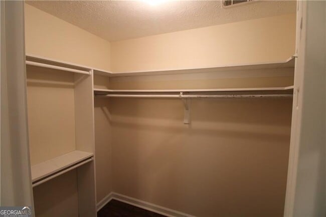 Building Photo - 2320 Ridgedale Dr SW
