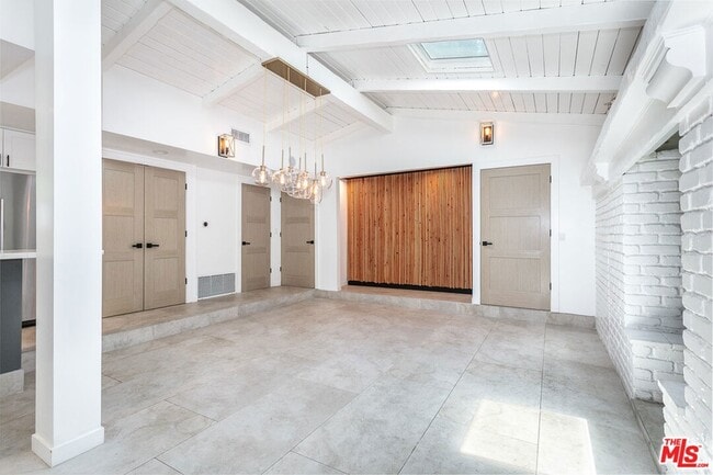 Building Photo - 16733 Oak View Dr