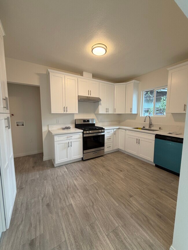 Kitchen - 223 E Colorado Blvd