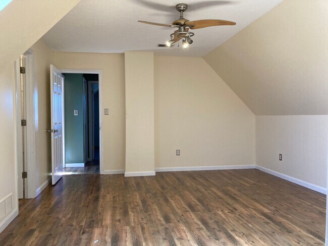 Building Photo - 812 Edgebrook Dr