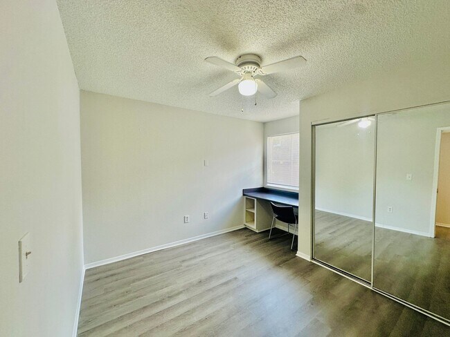 Building Photo - Newly Renovated 4BR/2BA Near UF - Resort-S...