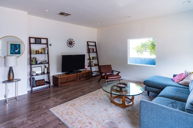 Building Photo - 1460 Yosemite Dr