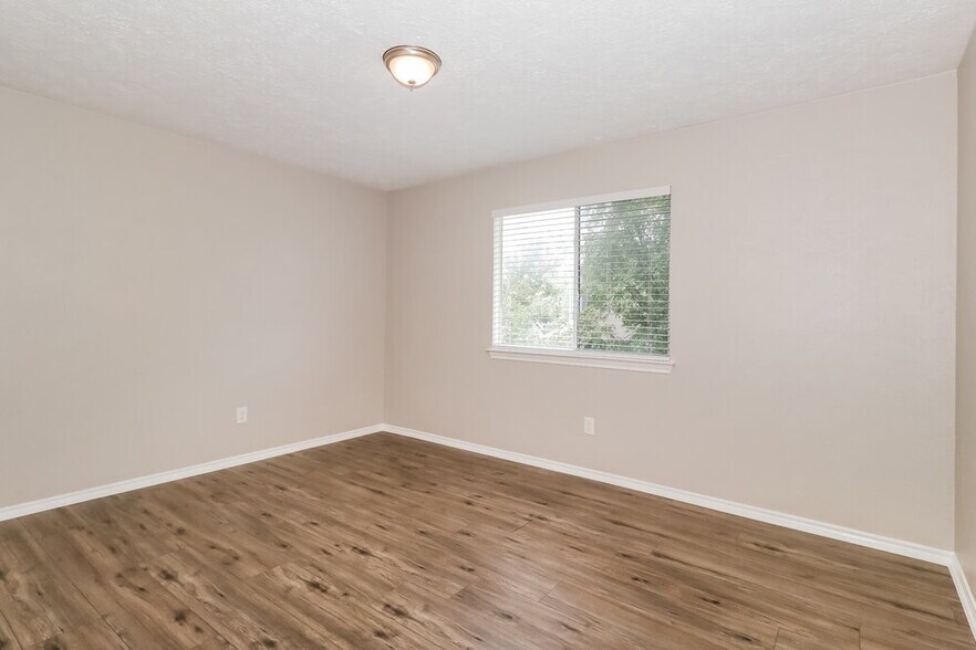 Building Photo - 17116 Valley Glen Rd