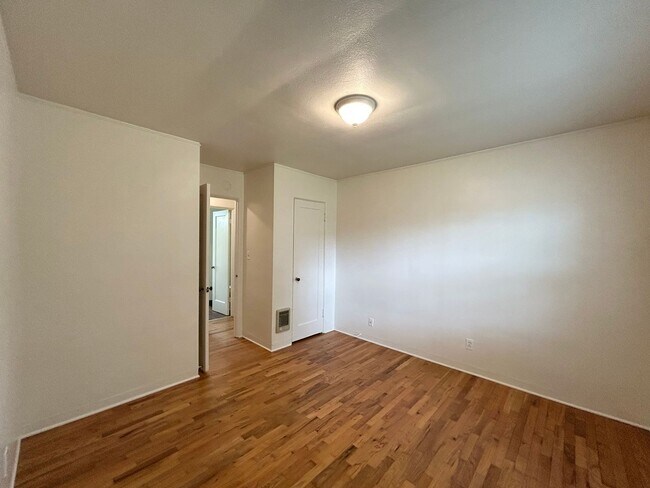 Building Photo - One Bed, One Bath, Vintage Charmer!