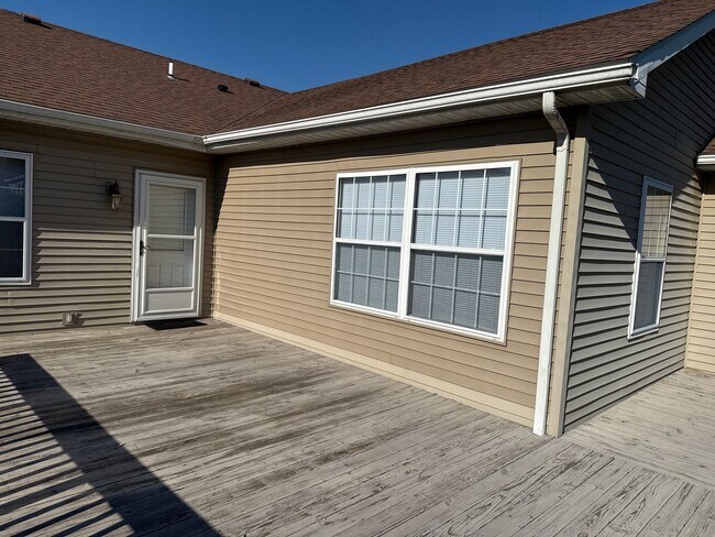 Building Photo - Beautiful 6 BR/4BA home with fenced in yar...