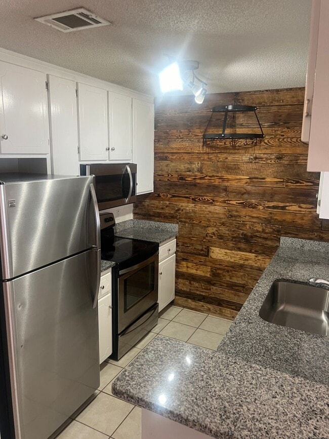 Building Photo - 102 S Spring View Dr