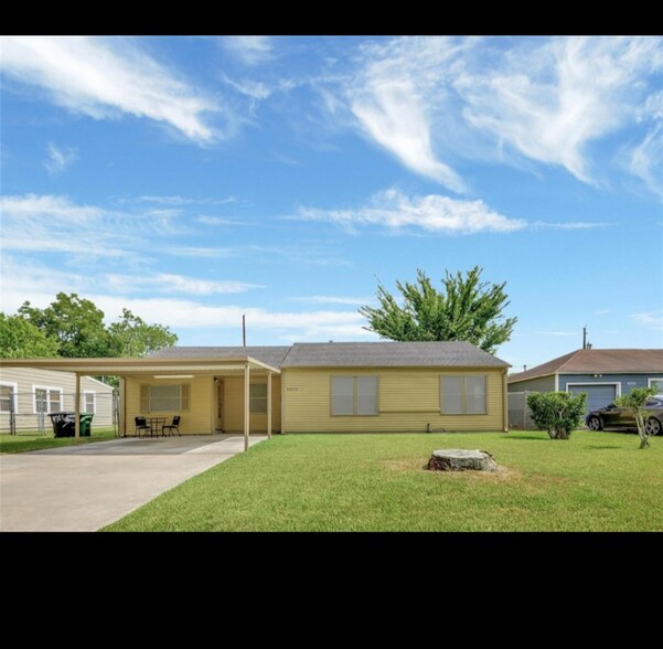 Building Photo - 5005 Holloway Dr