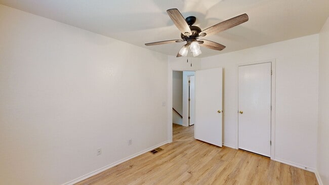 Building Photo - Cozy Townhouse NO CARPET DOWNSTAIRS by FORT HOOD!