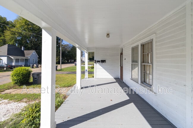 Building Photo - 221 Hawthorne Ave