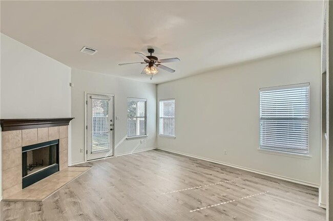 Building Photo - 271 Housefinch Loop