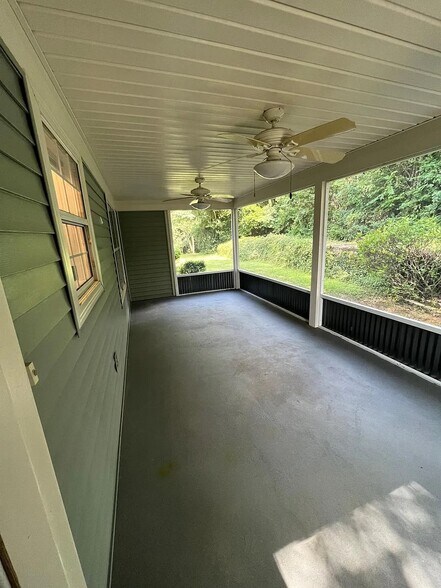 Building Photo - 2945 Pointewest Dr