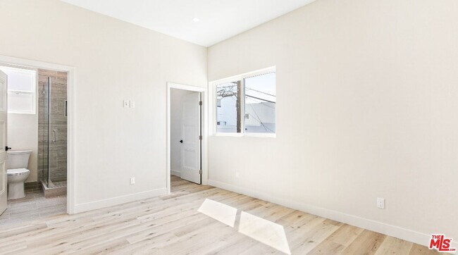 Building Photo - 16698 Moorpark St