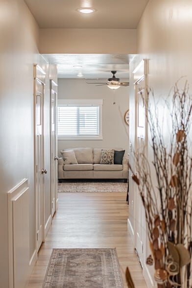 Building Photo - 380 S 3rd W