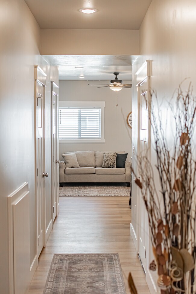 Building Photo - 380 S 3rd W