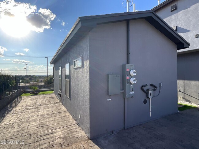 Building Photo - 300 Ruby Dr