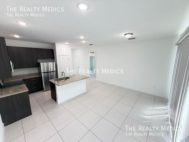 Building Photo - 2481 San Filippo Dr SE