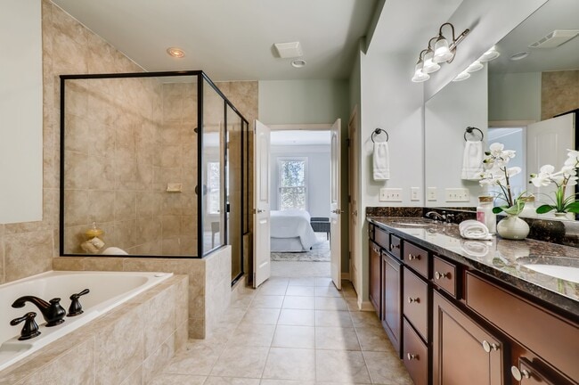 Building Photo - 1941 Ridgemont Ln