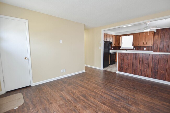 Building Photo - Pet Friendly Three Bedroom!