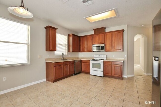 Building Photo - Beautiful 4/2 Home with a Spacious 2 Car G...