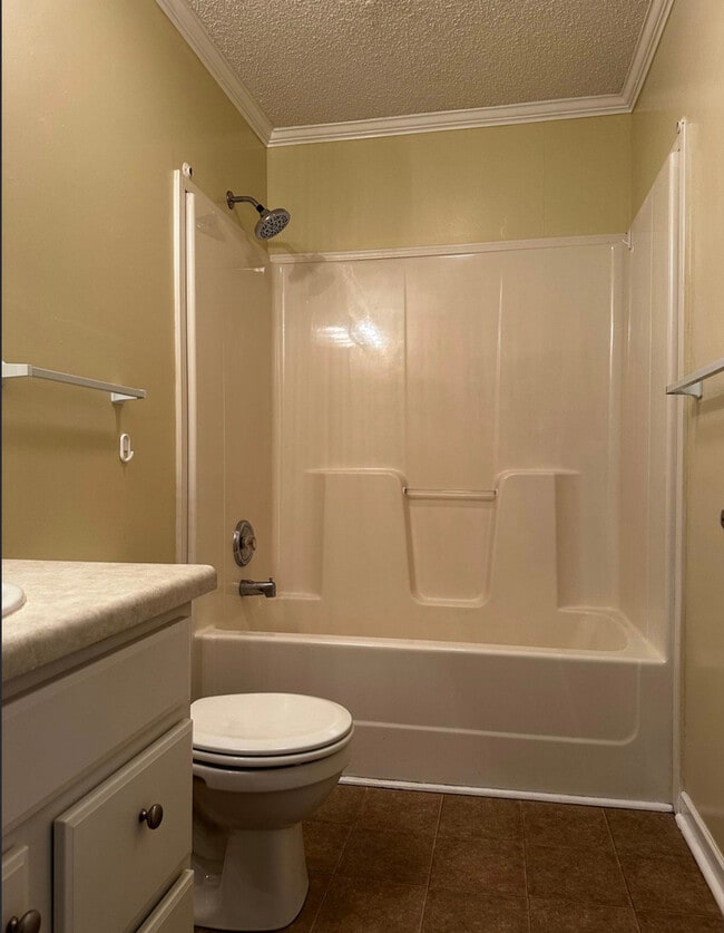 Guest bathroom - 124 Kent St