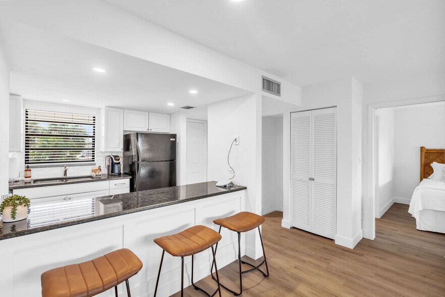 Building Photo - 600 Neapolitan Way