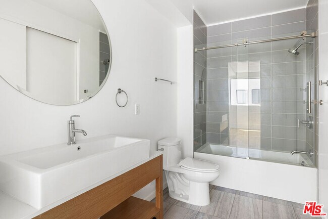 Building Photo - 1411 Roca Ln