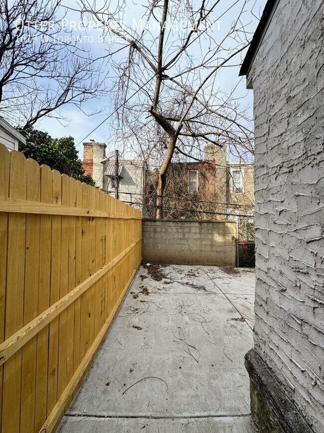 Building Photo - 1619 W Toronto St