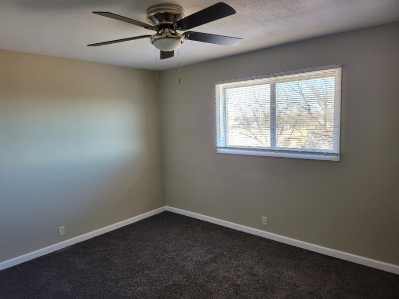 Building Photo - 734 N Country Acres Ave