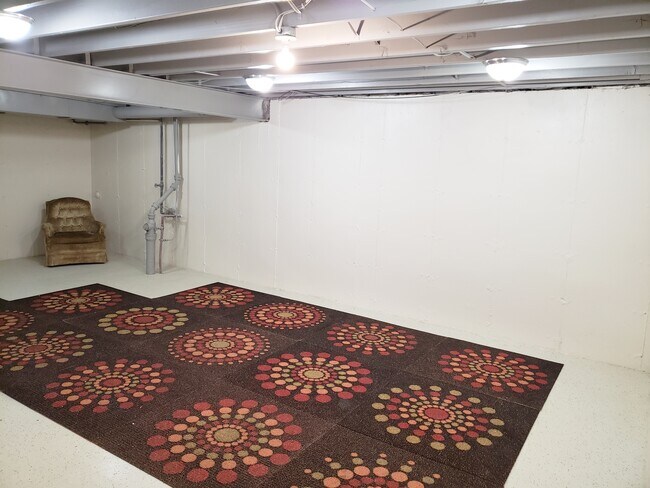 Building Photo - 5825 Balsam Rd