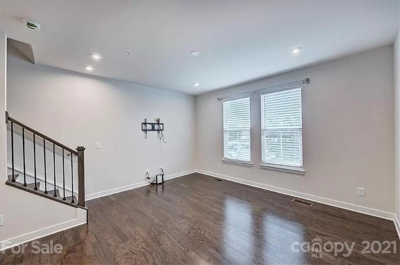 Building Photo - 272 Parkwood Ave