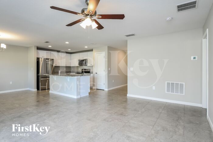 Building Photo - 421 Earhart Dr